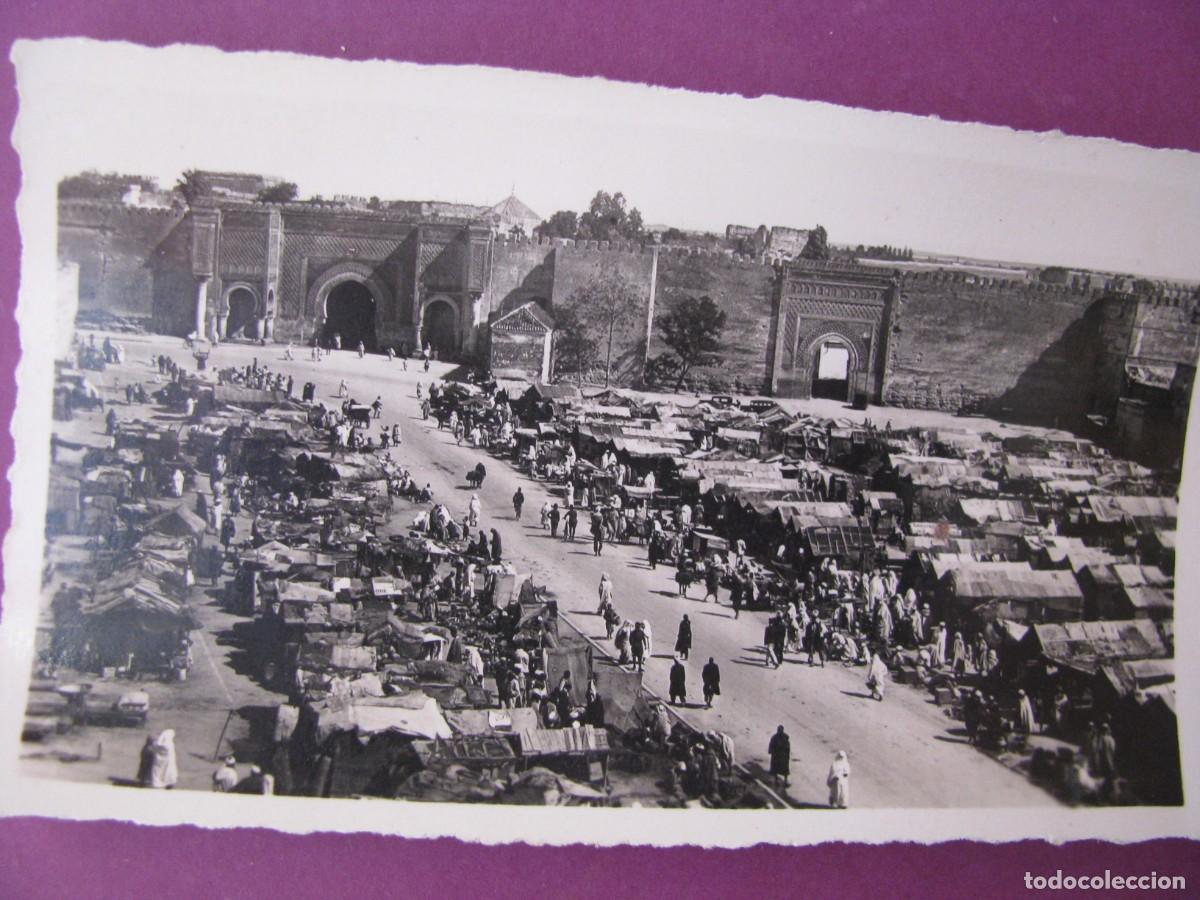 Postales: PEQUE&Ntilde;A POSTAL FOTOGRAFICA DE MARRUECOS. MEKN&Eacute;S. 11X6,5 CM. VUE GENERALE DE LA PLACE EL HEDIME.