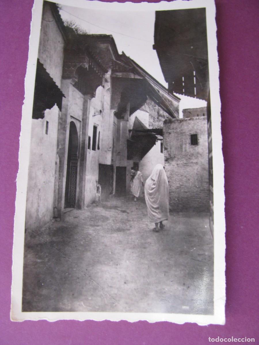 Postales: PEQUE&Ntilde;A POSTAL FOTOGRAFICA DE MARRUECOS. MEKN&Eacute;S. 11X6,5 CM. VIEILLE RUE DE LA MEDINA
