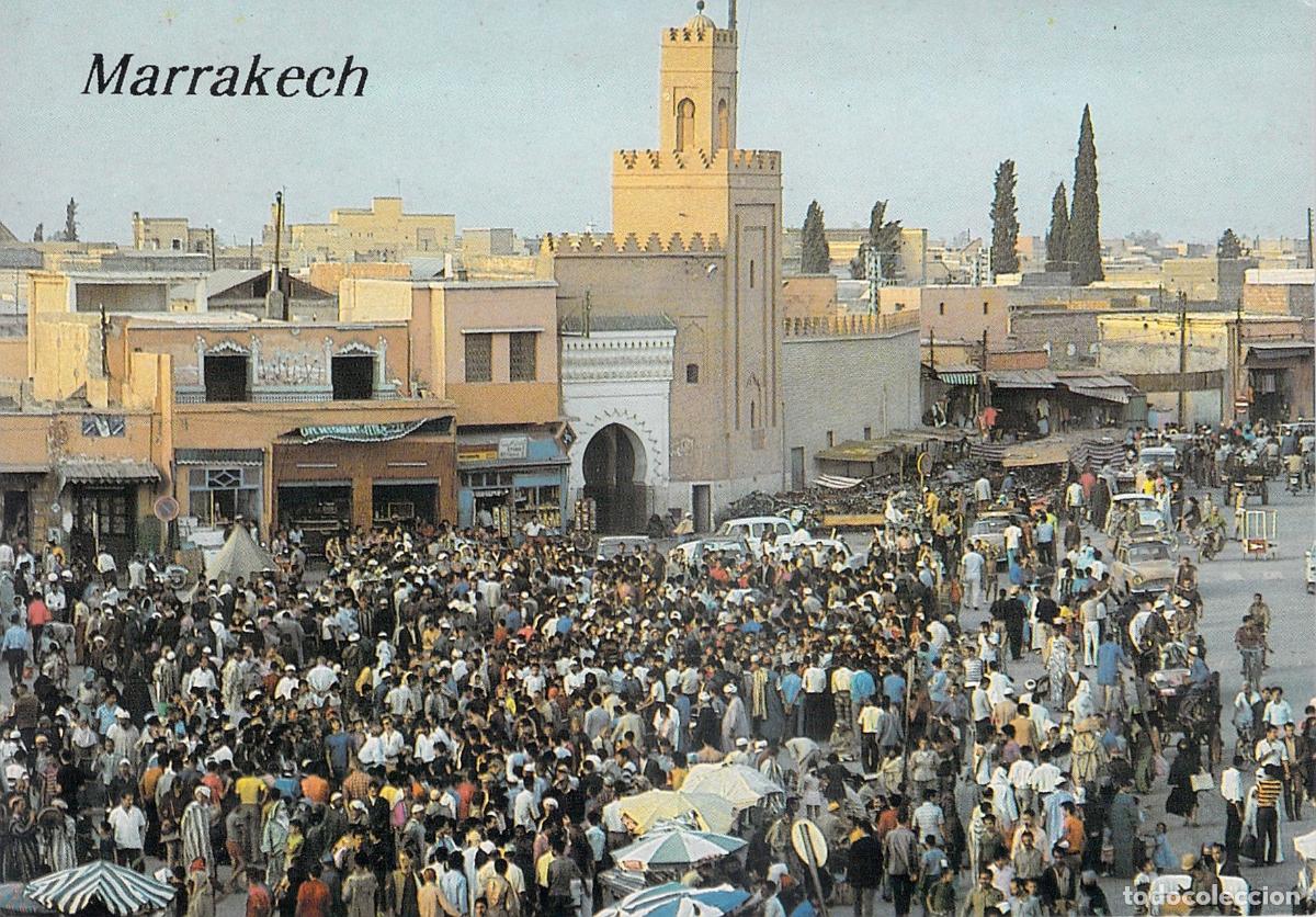 Postales: Postal de la concurrida Plaza Djemaa El Fna en Marrakech