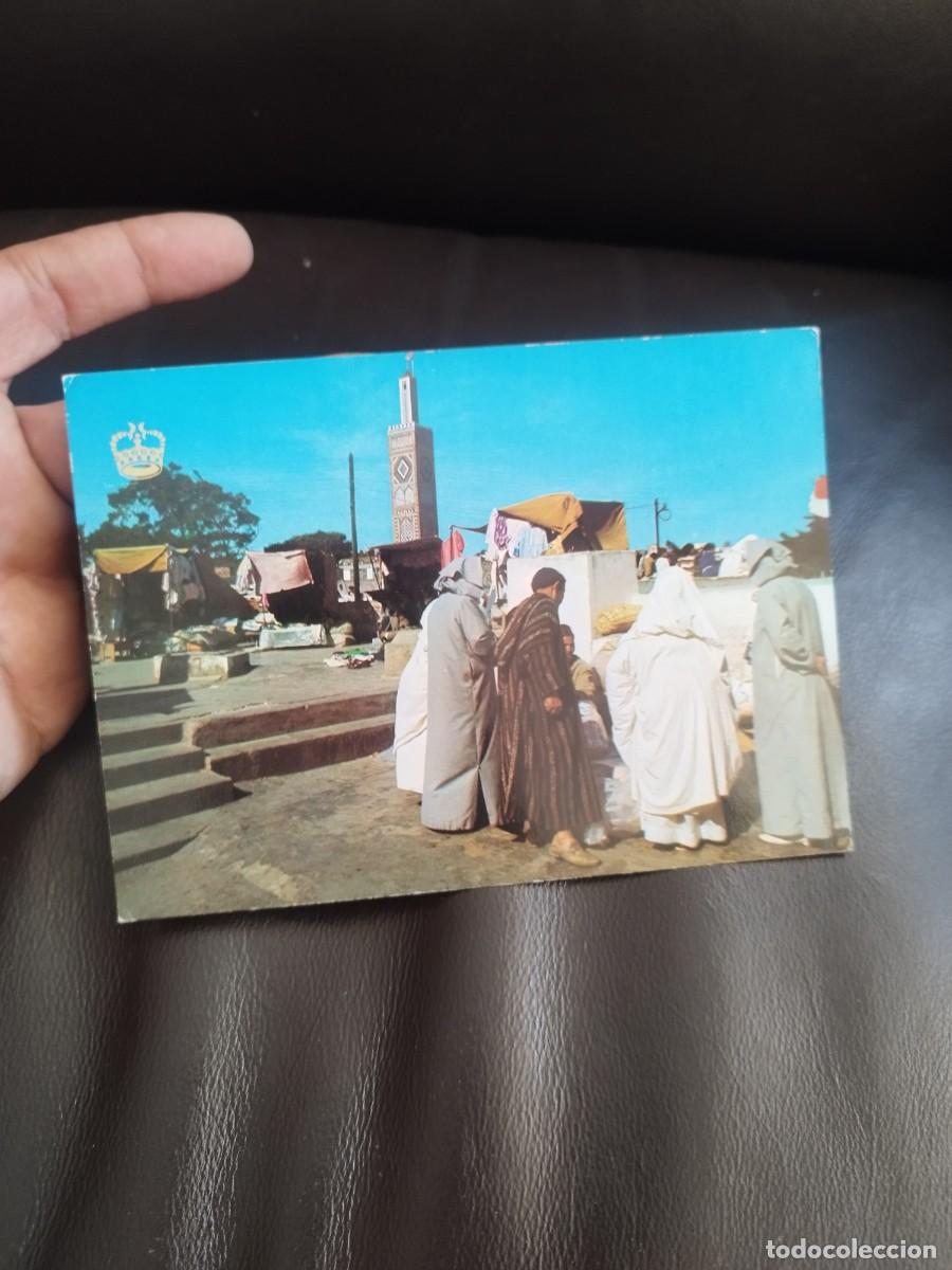Postales: Tarjeta postal, escena de mercado en T&aacute;nger, Marruecos. Hombres en chilaba.