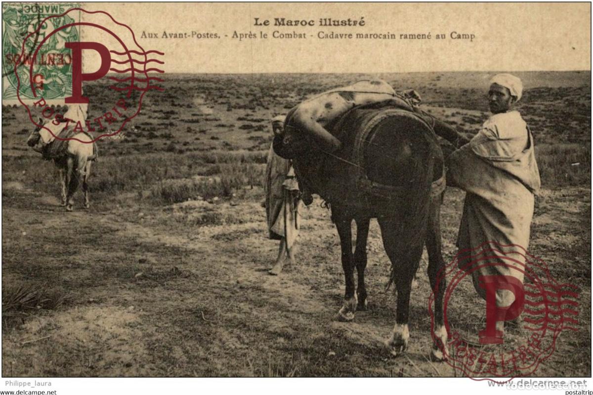 Cartes Postales: CPA UNIQUE CPA MAROC - AUX AVANT POSTES APRES LE COMBAT CADAVRE MAROCAIN RAMENE AU CAMP