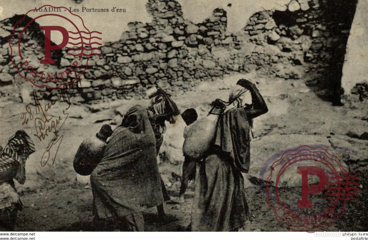 Postales: CPA UNIQUE le MAROC - - AGADIR LES PORTEUSES DEAU
