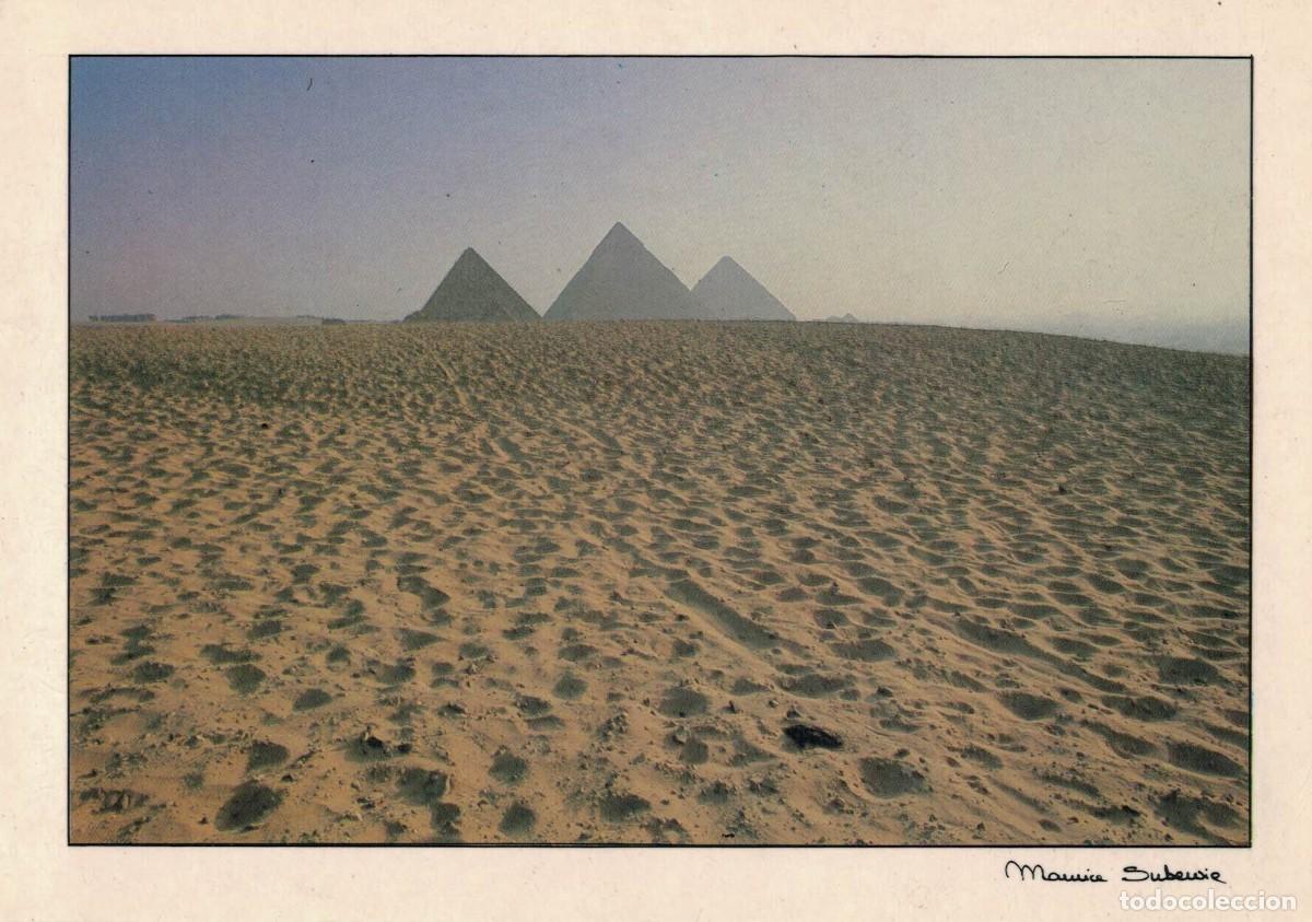 Postales: Pir&aacute;mides de Guiza. Desierto. Egipto / Foto: Maurice Subervie