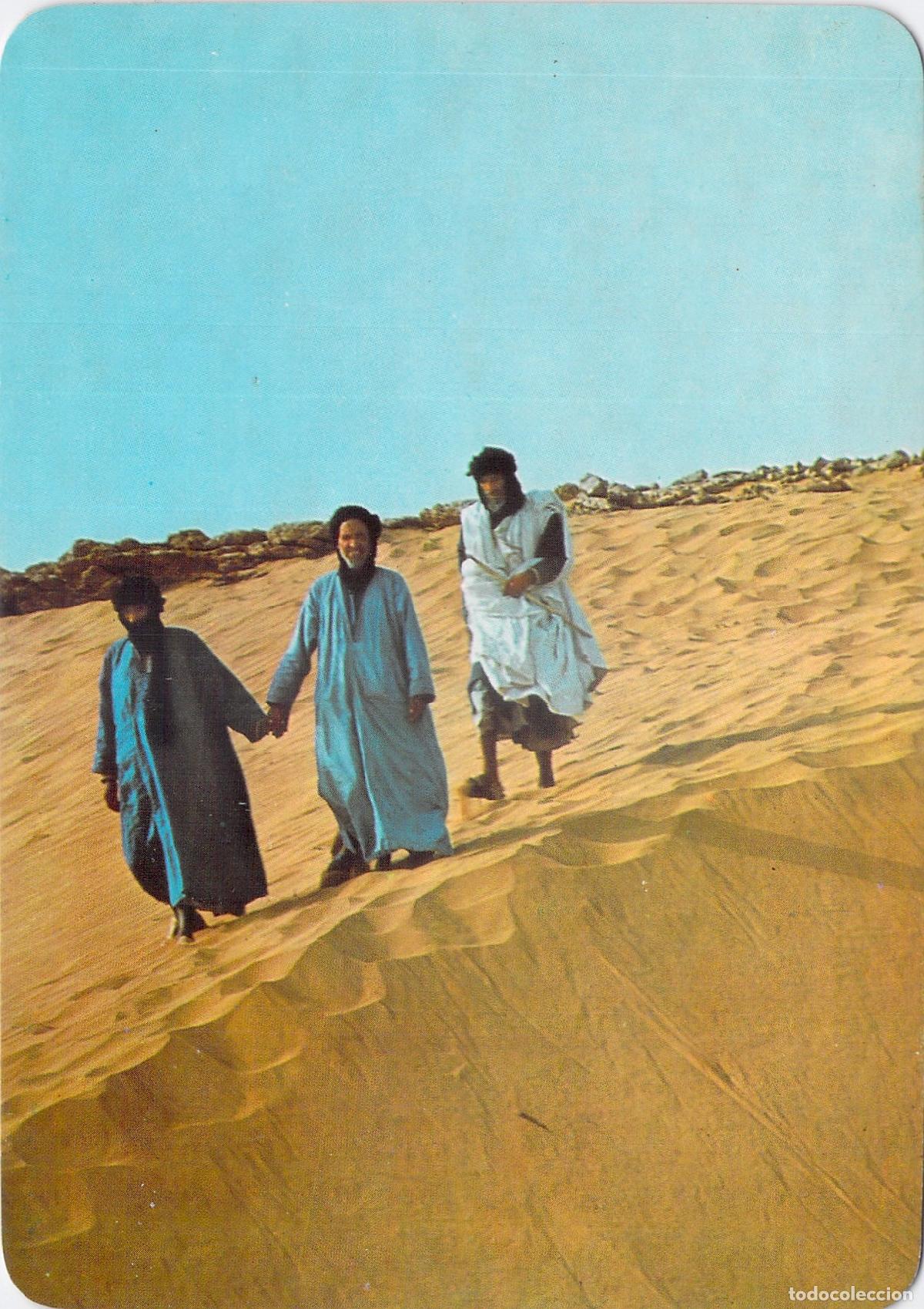 Postales: Postal de Marruecos: N&oacute;madas caminando por el desierto en Tan-Tan