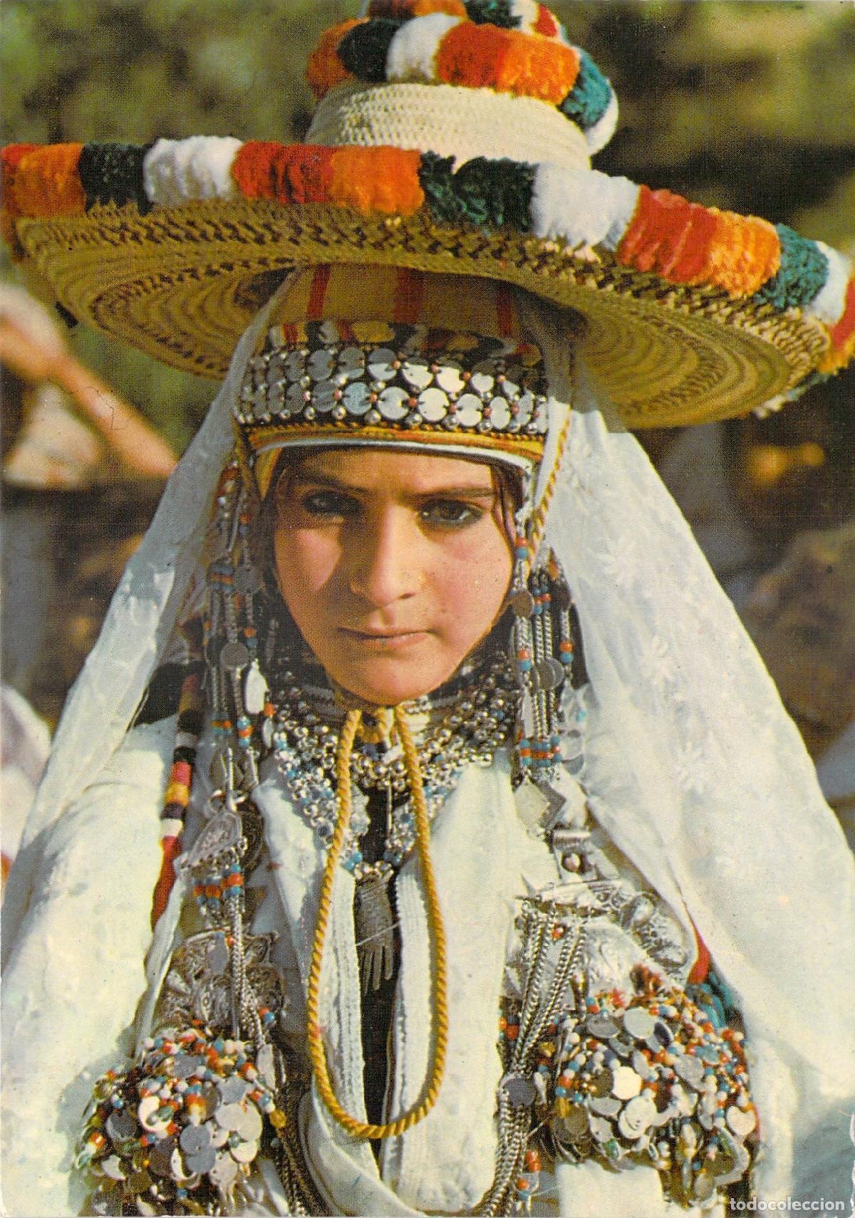Postales: Postal de joven mujer con traje tradicional de Chefchaouen, Marruecos