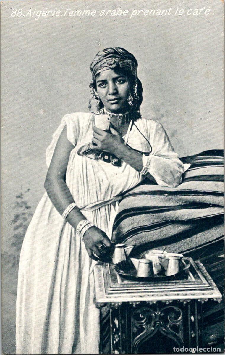 Postales: Alg&eacute;rie - Femme arabe prenant le caf&eacute; - E. Photo L. V. S. n&ordm; 88 - Postal - 138x88mm - Argelia