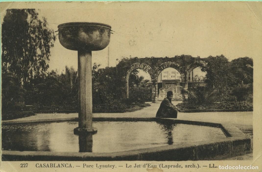 Postales: N&ordm; 227-CASABLANCA. Marruecos. Parque Lyautey. La Fuente (Laprade, arquitecto). Circulada en 1935.