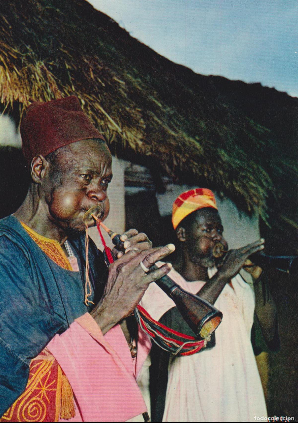 Postales: AFRICA EN COLORES &ndash; M&Uacute;SICOS POPULARES TOCANDO INSTRUMENTOS DE VIENTO &ndash; IRIS 4044 &ndash; S/C