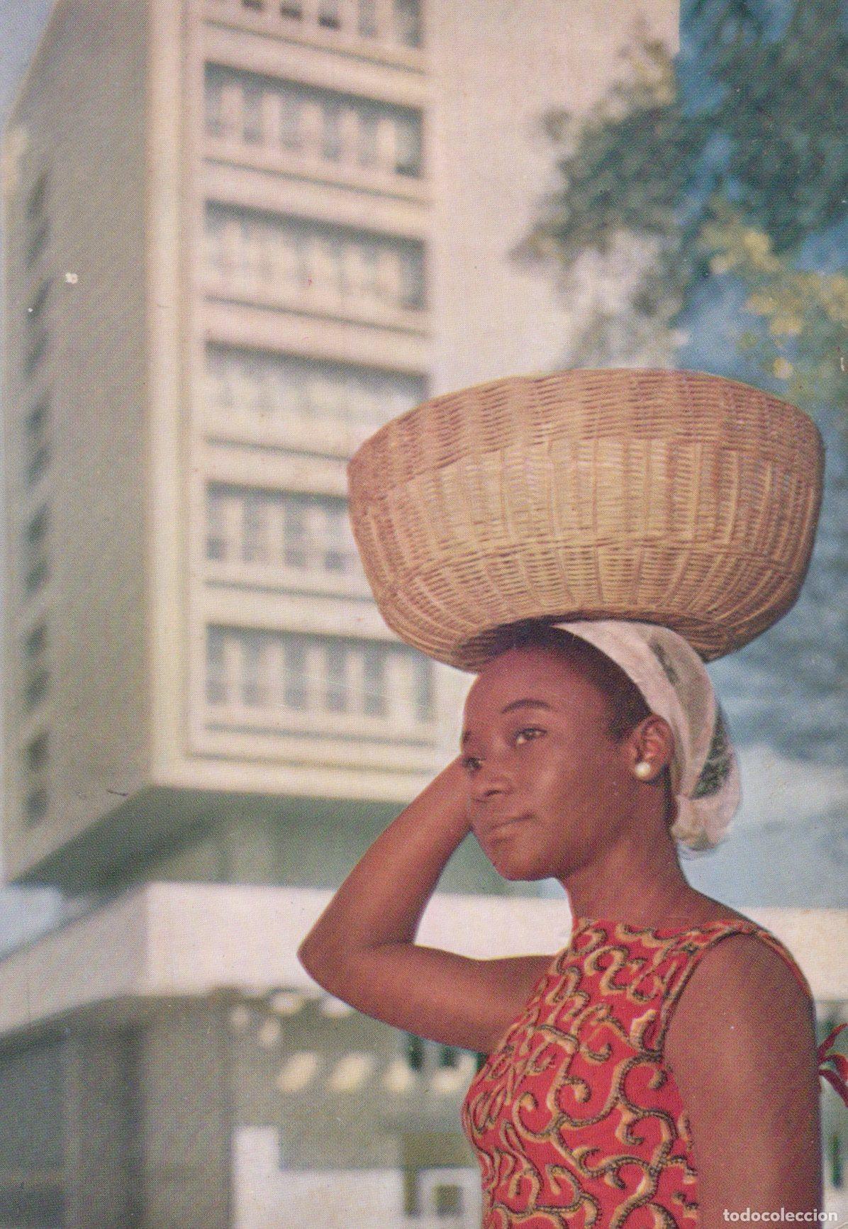Postales: Africa Woman Carrying Basket Street Scene *YAK648