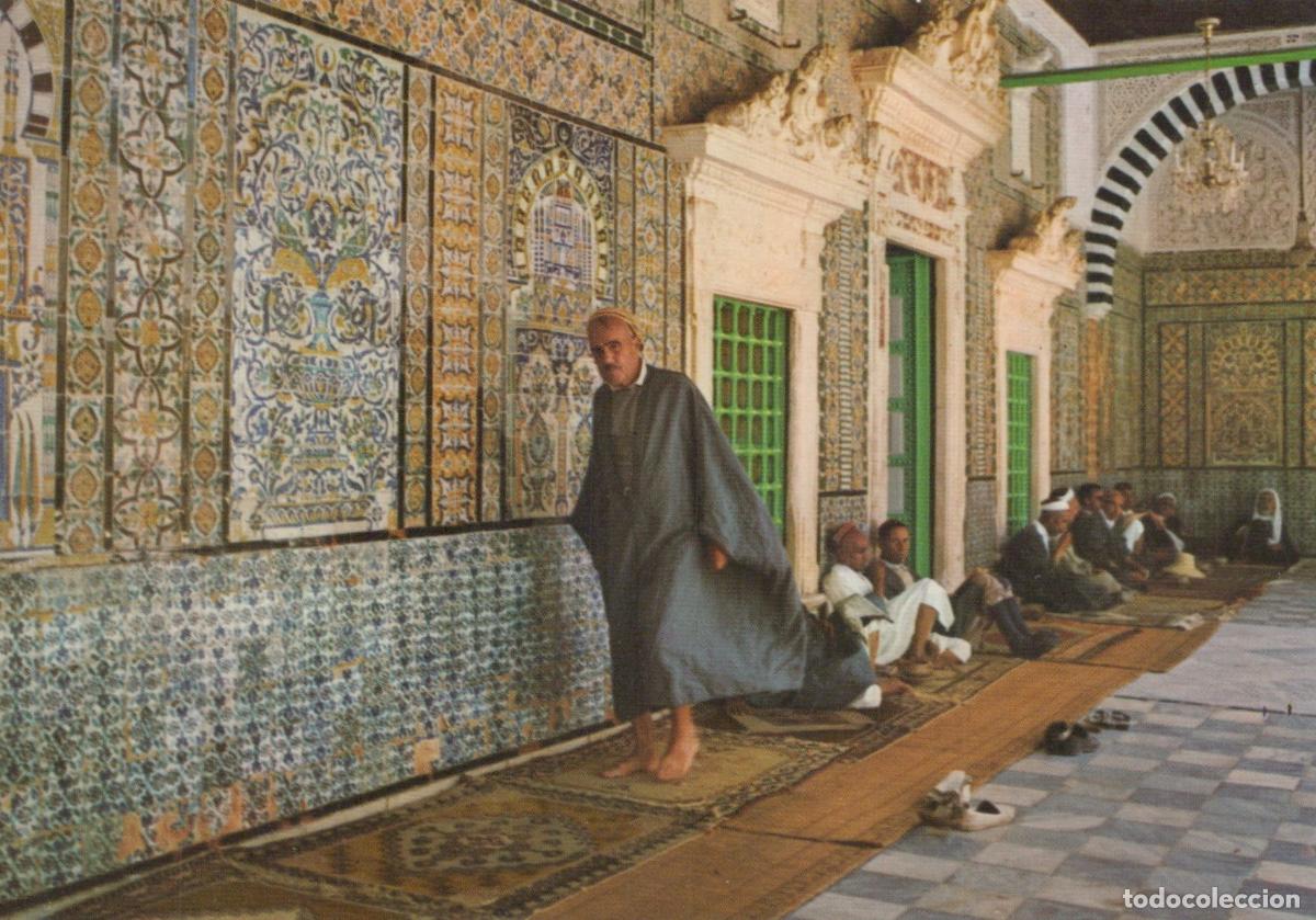 Postkarten: Tunisia Kairouan Sidi Sahbi Mosque Interior Man in Traditional Robe *YAP670