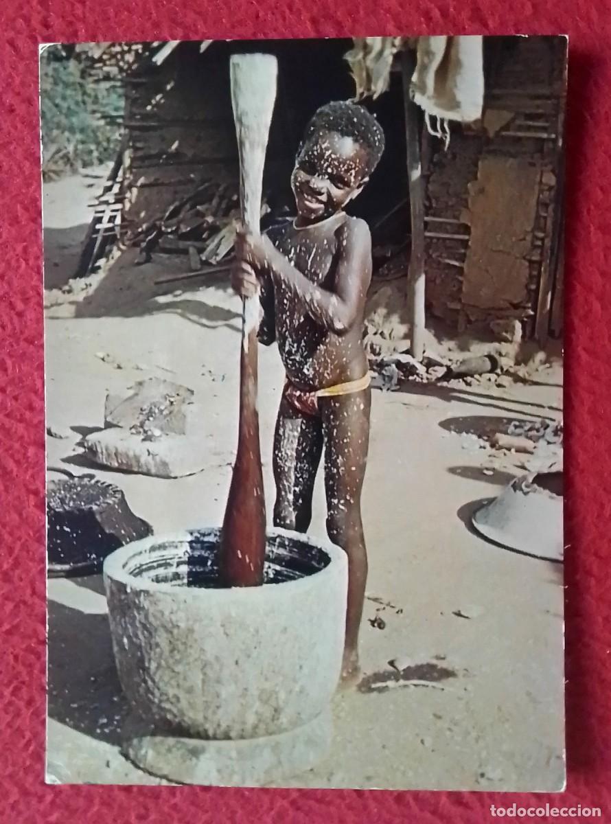 Postcards: POSTAL CARTE POSTALE POSTCARD SOURIRES D&acute;AFRIQUE SONRISAS DE &Aacute;FRICA NI&Ntilde;O CON MORTERO ALMIREZ O SIMIL