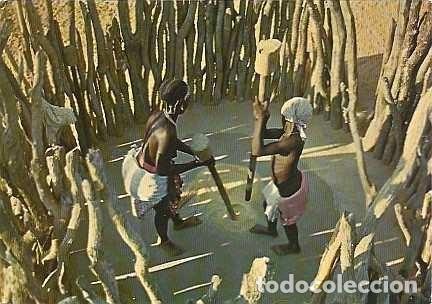 Postales: Angola ++ & Postal, Mujeres de Hingas machacando cereales, Ed. Comer (322)