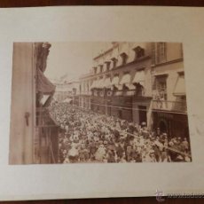 Postales: ANTIGUA FOTOGRAFIA ALBUMINA DE MEXICO 1904 DIA DE FIESTA CON PROCESION, NO CONOCEMOS LA CIUDAD, YA Q. Lote 38284134