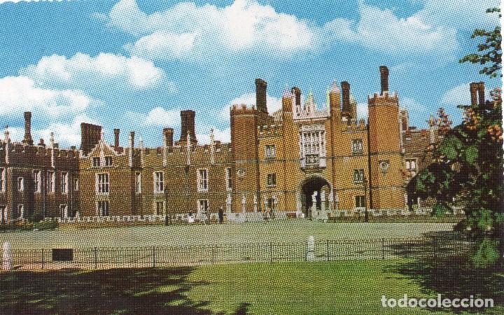 Postcards: WEST FRONT ,HAMPTON COURT PALACE . USA