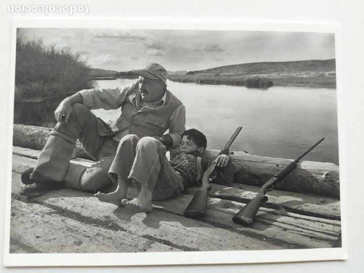 Postales: Postal &rdquo;Ernest Hemingway and his son&rdquo; Robert Capa - Foto 1