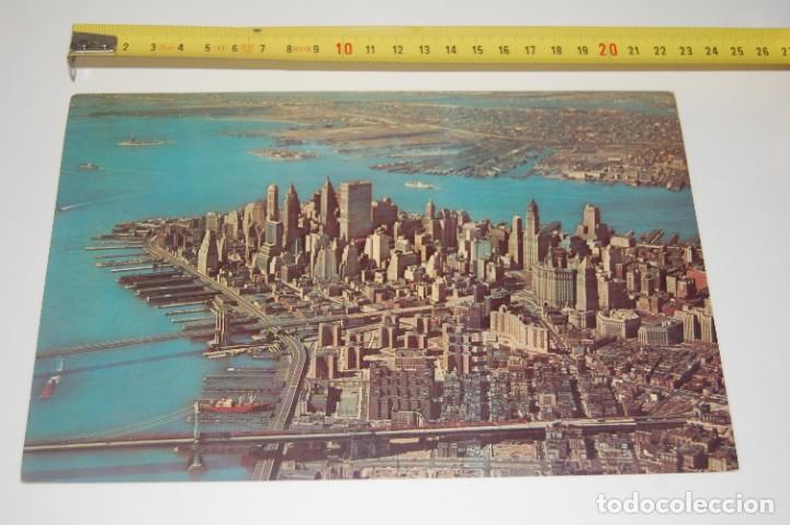 Postales: TARJETA POSTAL GIGANTE, MANHATTAN. A&Ntilde;OS 50/60 VER FOTOS. ANTERIOR AL WORLD TRADE CENTER