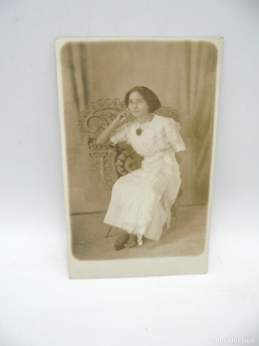 Postcards: CUBA. TARJETA POSTAL ANTIGUA FOTOGRAFICA. SE&Ntilde;ORITA ELEGANTE SENTADA EN SILLA DE MIMBRE.