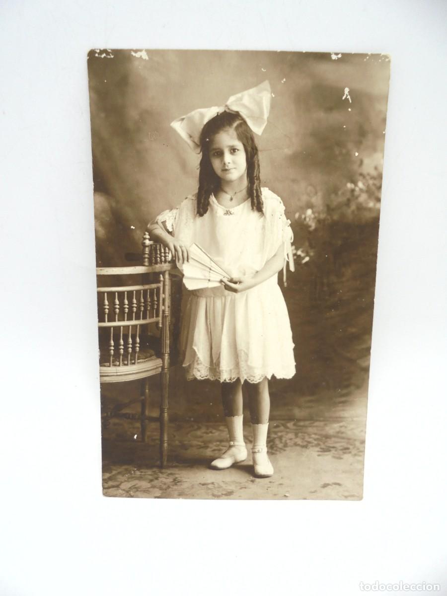 Postcards: CUBA. TARJETA POSTAL ANTIGUA FOTOGRAFICA. NI&Ntilde;A APOYADA EN UNA SILLA.
