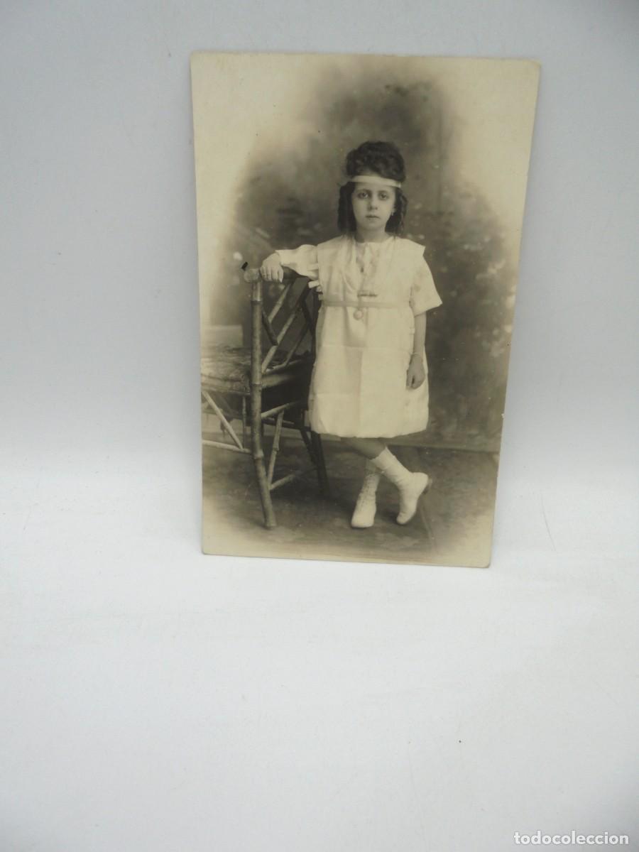 Postcards: CUBA. TARJETA POSTAL ANTIGUA FOTOGRAFICA. NI&Ntilde;A APOYADA EN UNA MESITA CON CESTA FLORAL.