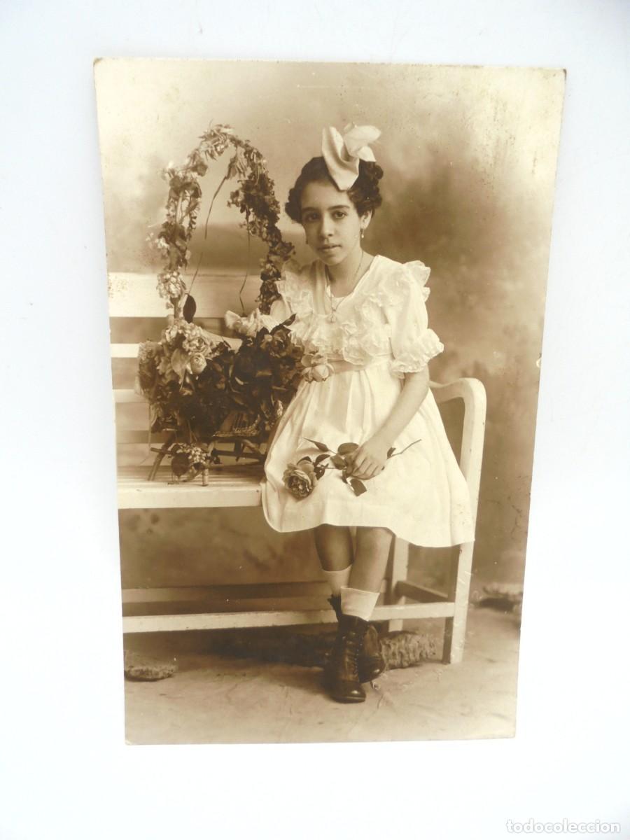 Postcards: CUBA. TARJETA POSTAL ANTIGUA FOTOGRAFICA. NI&Ntilde;A SENTADA CON SESTA FLORAL.