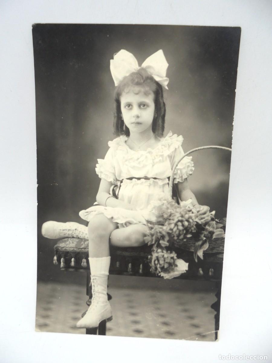 Postcards: CUBA. TARJETA POSTAL ANTIGUA FOTOGRAFICA. NI&Ntilde;A SENTADA EN UNA SILLA CON CESTA FLORAL. FOT. DEL PINO.