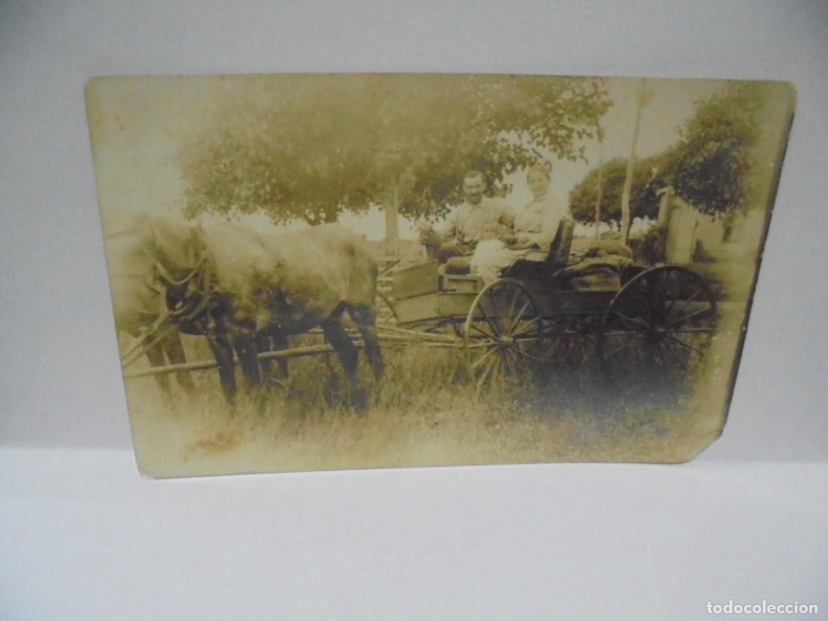 Postales: TARJETA POSTAL FOTOGRAFICA. MUJER Y HOMBRE MONTADOS EN UN CARRUAJE.