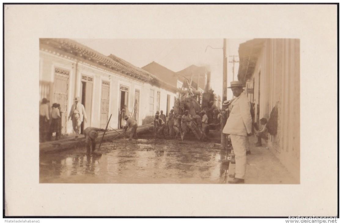 Postales: POS-192 CUBA POSTCARD CIRCA 1920. SANTIAGO DE CUBA. REPARACION DE LAS CALLES. FOTO ORIGINAL. UNUSED.