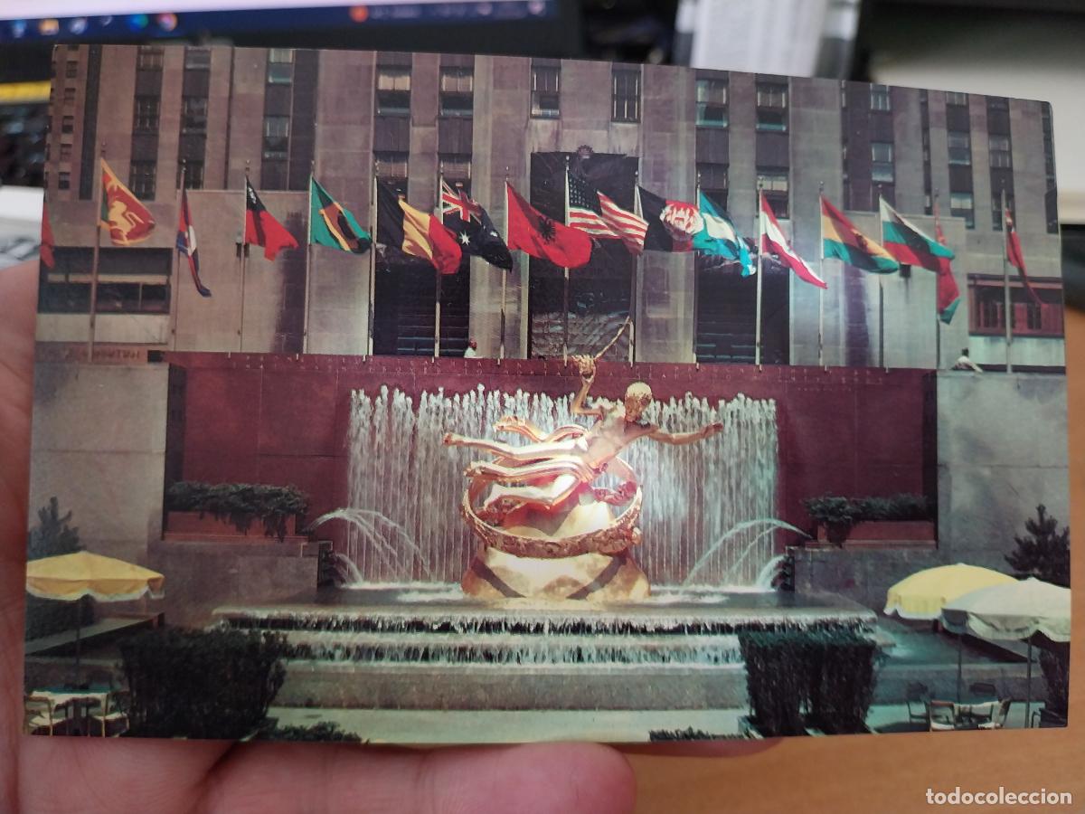 Postcards: ROCKEFELLER CENTRE AND LOWER PLAZA POSTAL K68 SC