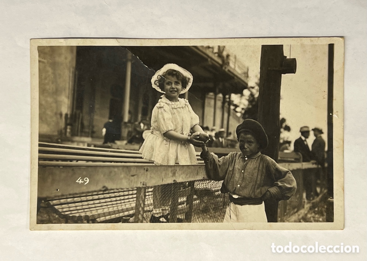 Postkarten: CUBA ? Postal fotografica Ni&ntilde;os, compartiendo un Mango&hellip; (h.1910?) Circulada
