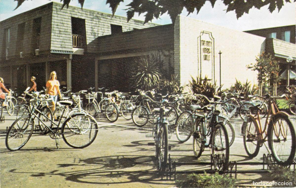 Postales: Postal de UC Davis California Emerson Hall y Estacionamiento de Bicicletas