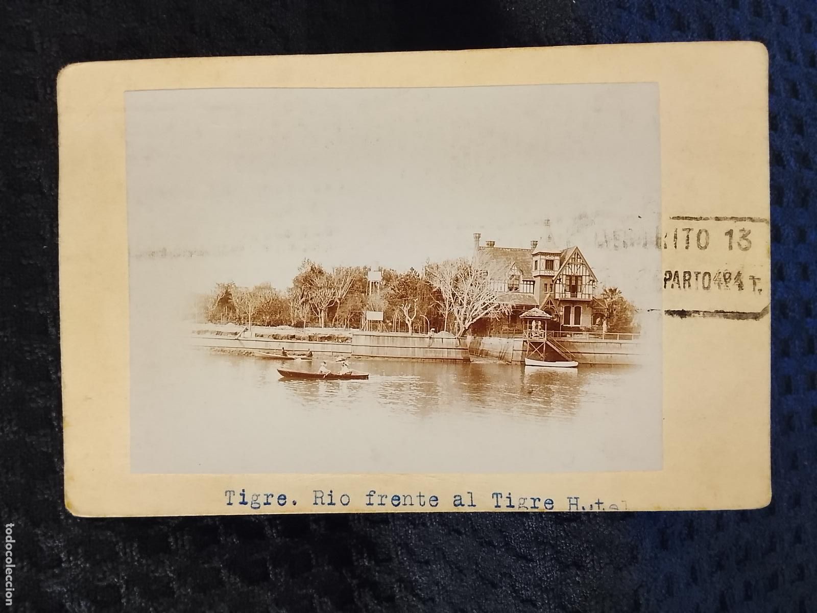 Postales: ARGENTINA - TIGRE - RIO FRENTE AL TIGRE HOTEL - FOTOGRAFIA PEGADA SOBRE POSTAL ANTIGUA -(115.393)