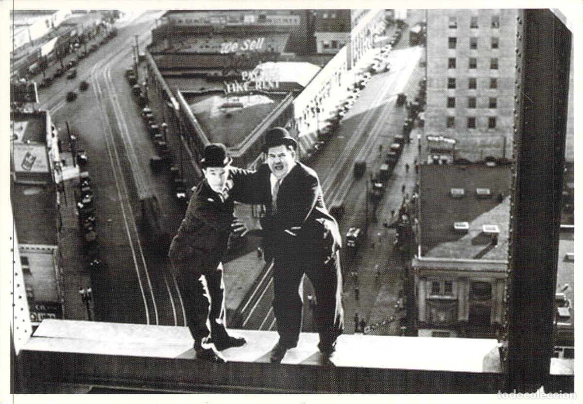 Postales: Postal de Laurel y Hardy El Gordo y el Flaco sobre un Rascacielos