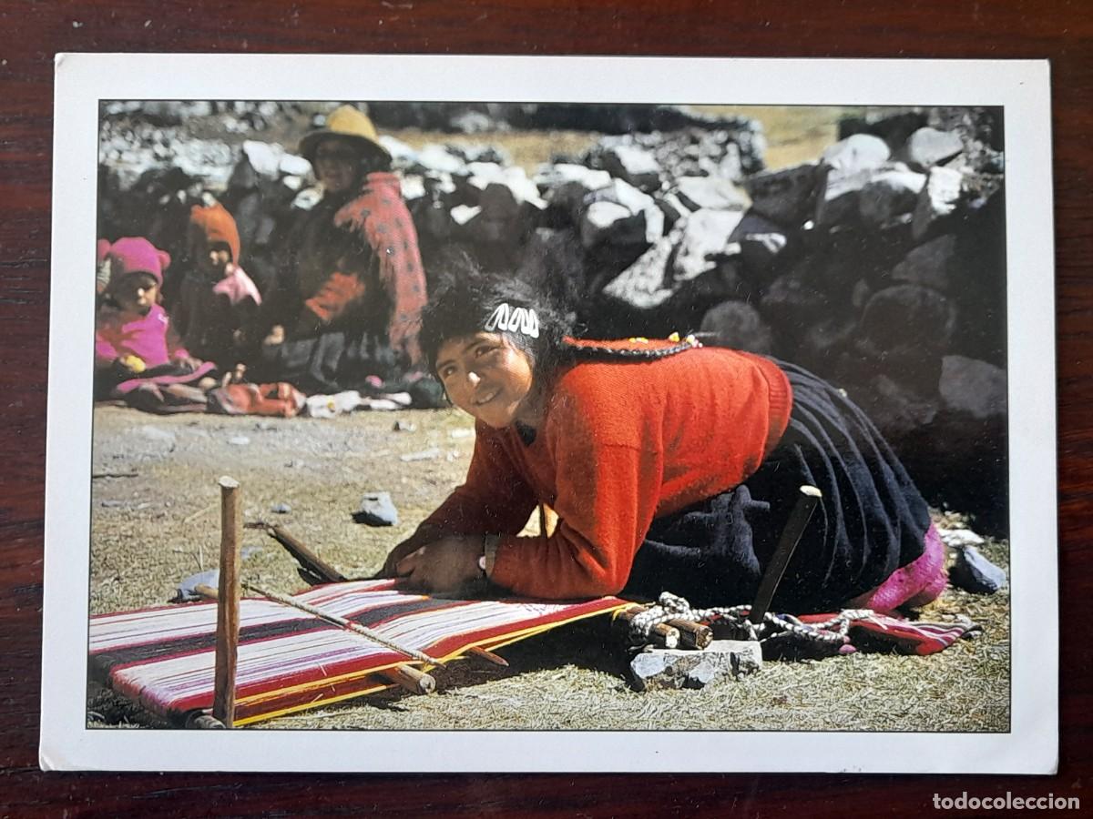 Postales: Postal de tejedora de lana de alapca deCuzco en el Peru