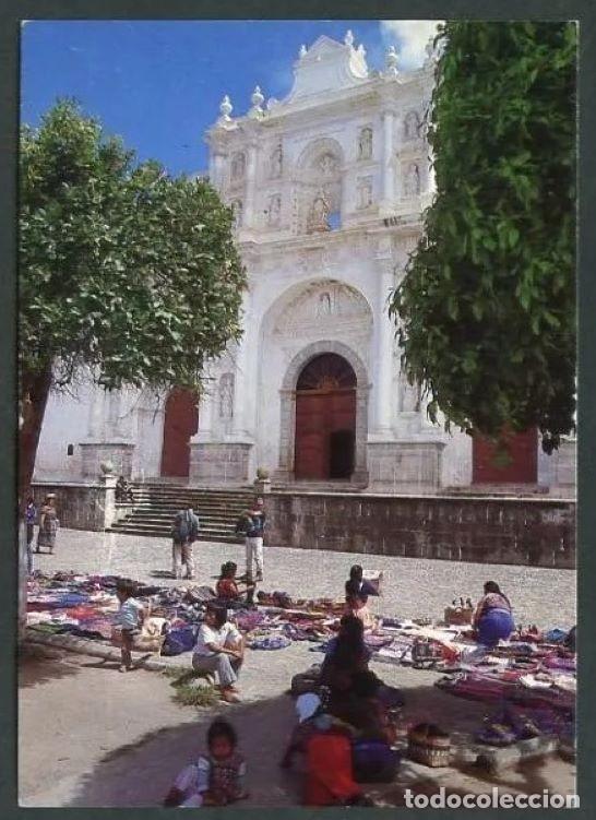 Postales: Guatemala. Guatemala ciudad. *Venta de artesan&iacute;as en frente de la Catedral...* Nueva.