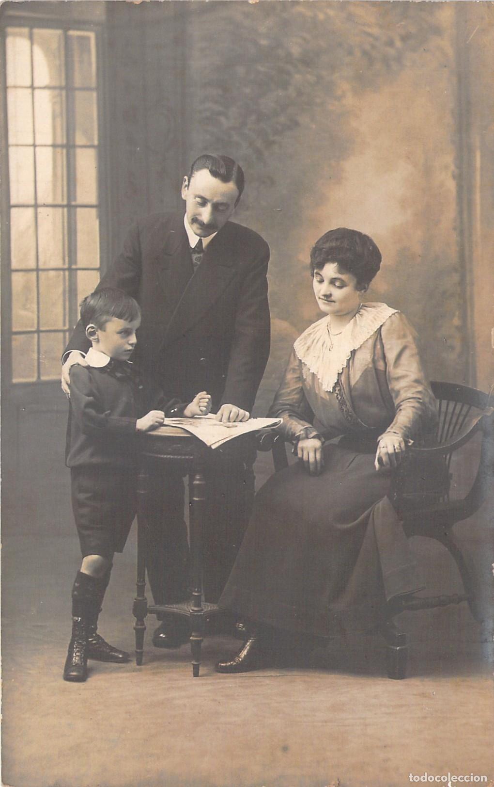Cartes Postales: Postal de Retrato Familiar en Estudio Fotogr&aacute;fico de &Eacute;poca