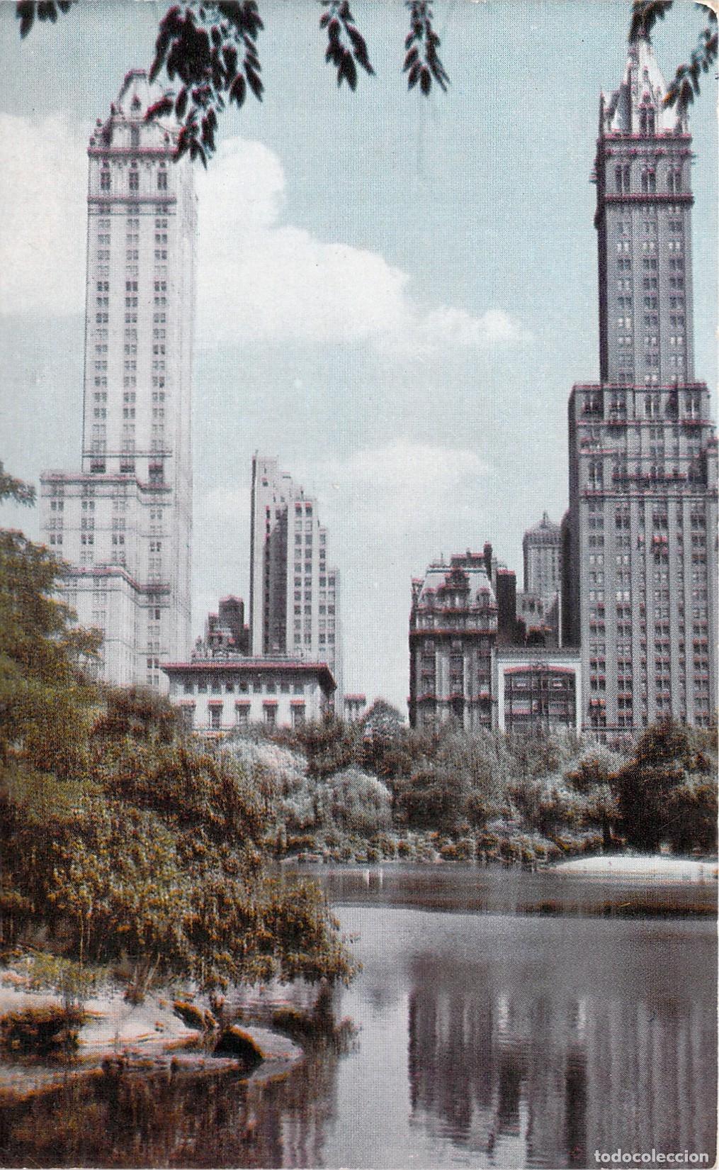 Postales: Postal de Central Park con rascacielos al fondo en Nueva York