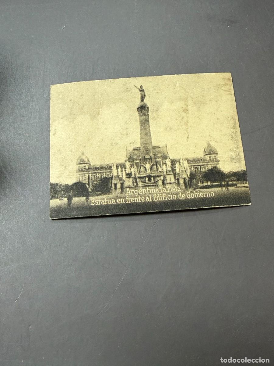 Cartes Postales: POSTAL ORIGINAL. D&Eacute;CADA A&Ntilde;OS 30. ARGENTINA. LA PLATA. ESTATUA EN FRENTE AL EDIFICIO DE GOBIERNO.