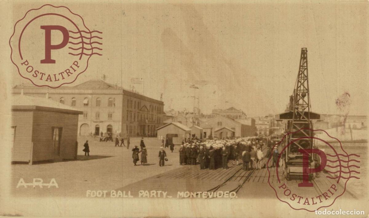 Postales: Uruguay: Marineros US Navy en puerto de Montevideo. Foot Ball Party. Real Photo SAILORS. SERIE A R