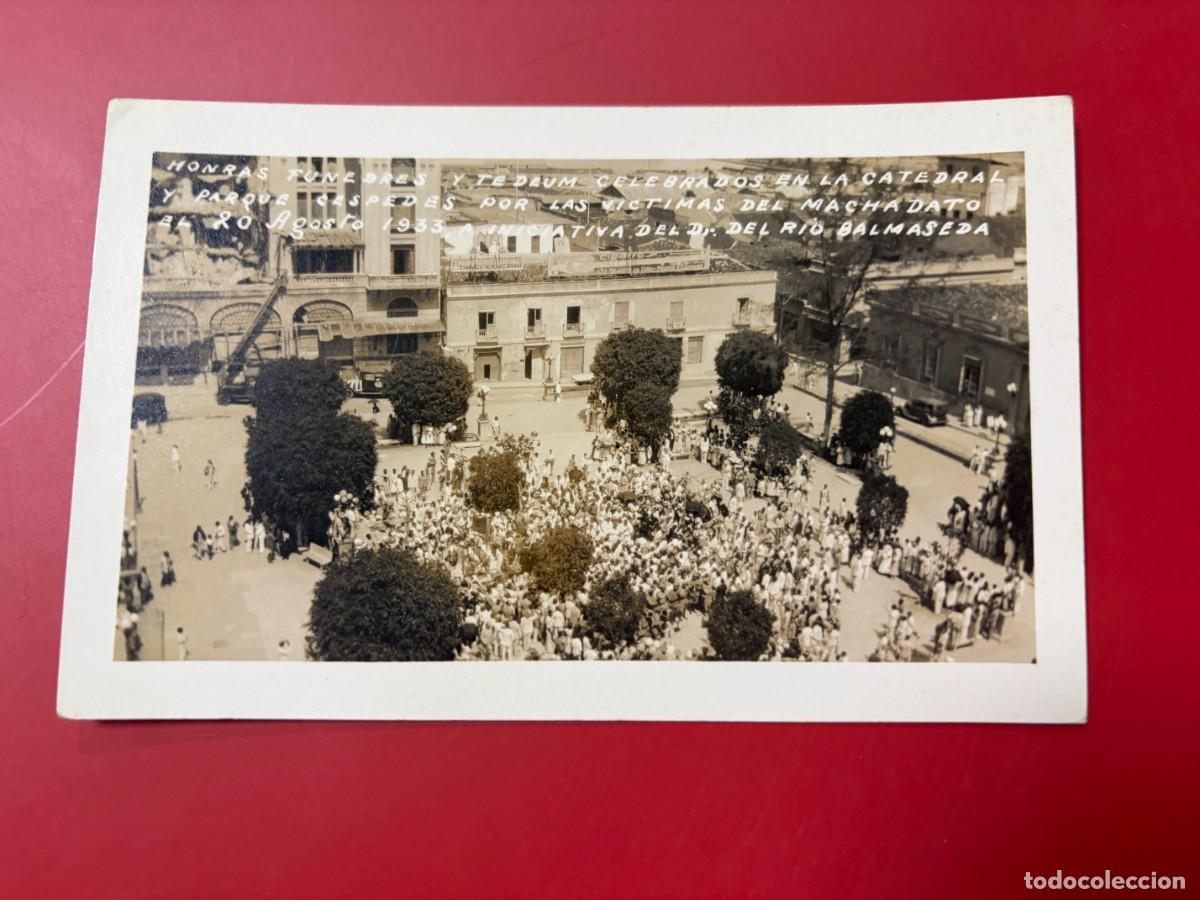 Postales: POSTAL FOTOGRAF&Iacute;A -SANTIAGO DE CUBA- PARQUE C&Eacute;SPEDES - HONRAS F&Uacute;NEBRES V&Iacute;CTIMAS DEL MACHADATO - 1933