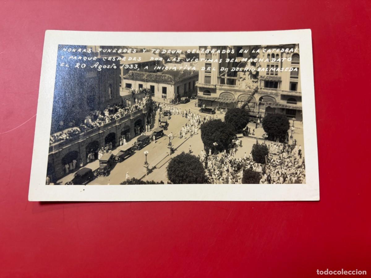 Postales: POSTAL FOTOGRAF&Iacute;A -SANTIAGO DE CUBA- PARQUE C&Eacute;SPEDES - HONRAS F&Uacute;NEBRES V&Iacute;CTIMAS DEL MACHADATO - 1933