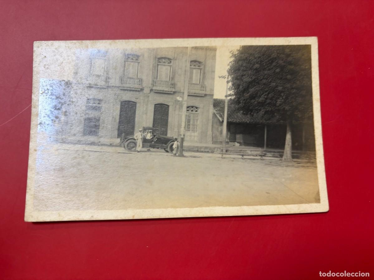 Postales: TARJETA POSTAL FOTOGR&Aacute;FICA - COCHE ANTIGUO CL&Aacute;SICO CON PERSONAJES ANTE EDIFICIO SE&Ntilde;ORIAL - CUBA