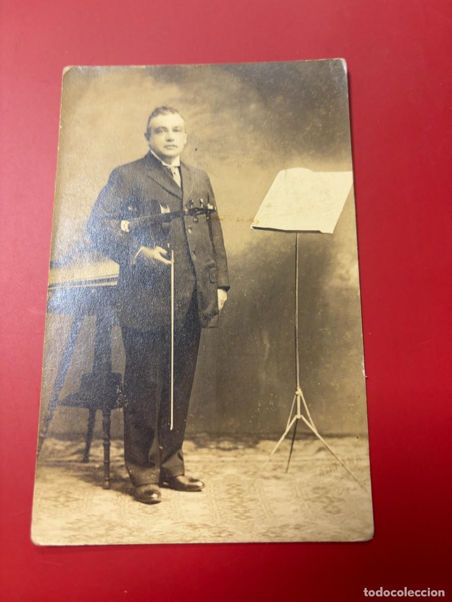 Postales: POSTAL FOTOGR&Aacute;FICA - VIOLINISTA CON ATRIL Y PARTITURA - RETRATO DE ESTUDIO - CUBA