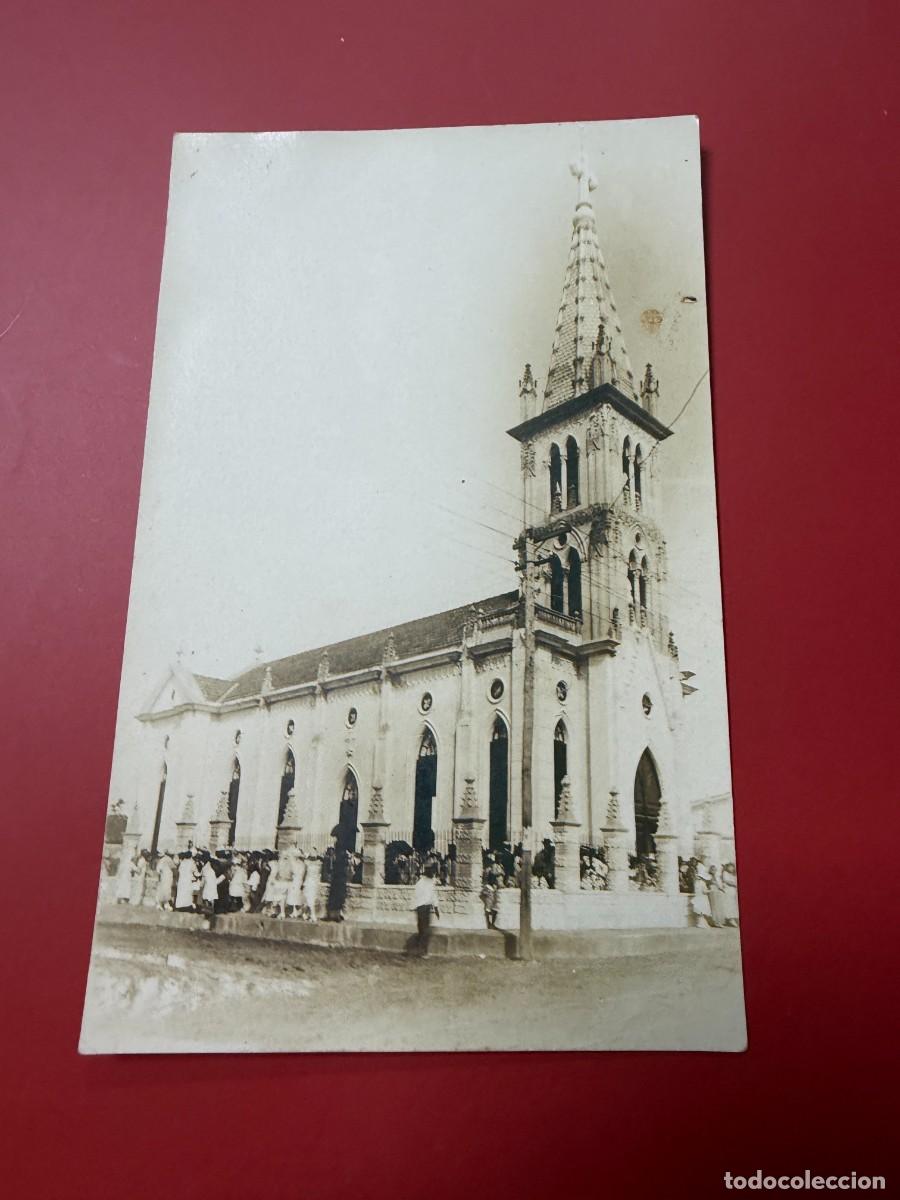 Postales: POSTAL FOTOGR&Aacute;FICA - FACHADA DE IGLESIA NEOG&Oacute;TICA CON MULTITUD DE FIELES - CUBA