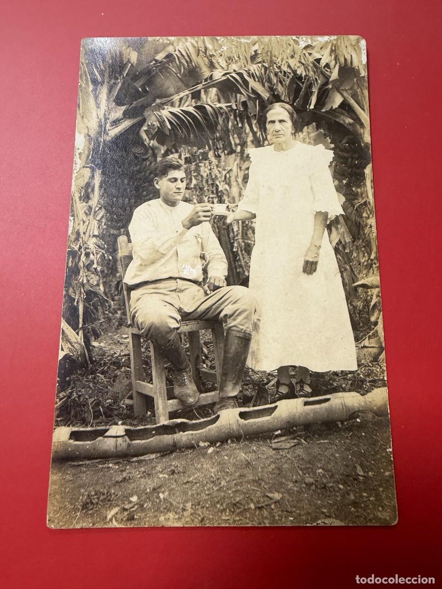 Postales: POSTAL FOTOGR&Aacute;FICA - ESCENA RURAL HOMBRE CON SU MADRE ENTRE PLATANERAS - CUBA