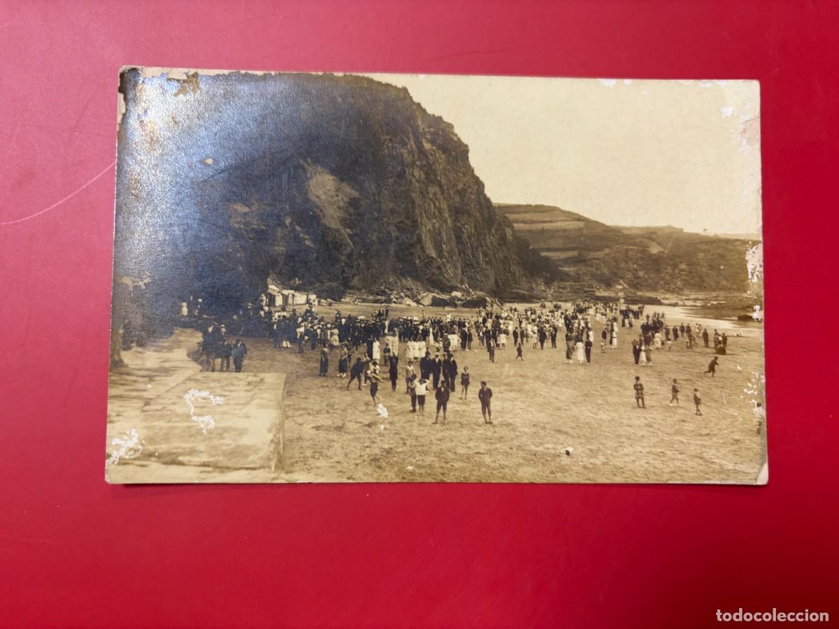 Postales: POSTAL FOTOGR&Aacute;FICA ANTIGUA DE PLAYA CON GRAN ACANTILADO Y BA&Ntilde;ISTAS - CUBA