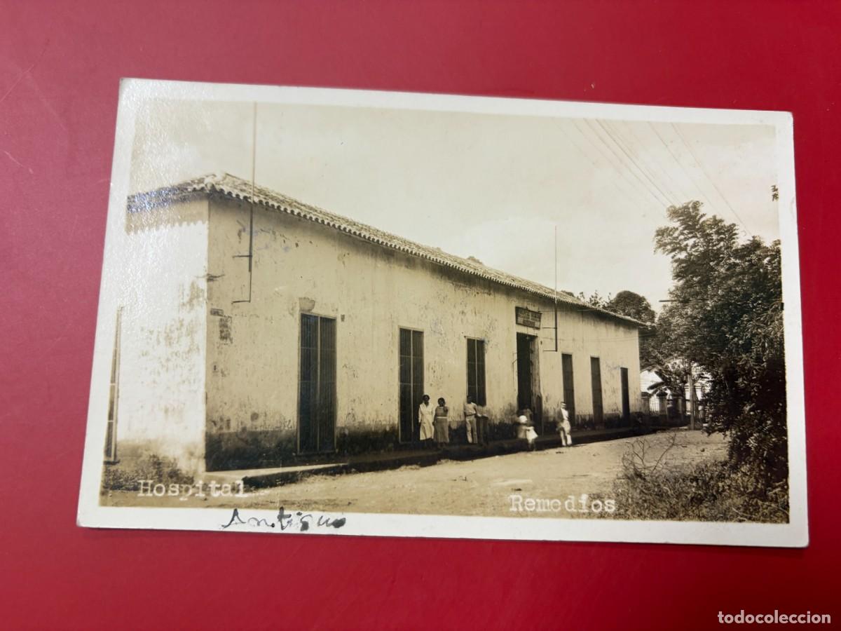 Postales: TARJETA POSTAL FOTOGR&Aacute;FICA - CUBA - REMEDIOS - HOSPITAL - FACHADA CON PERSONAS