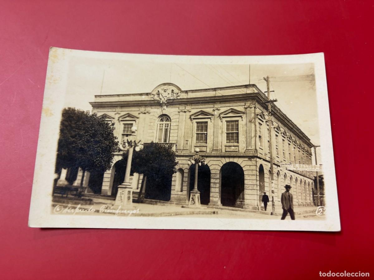 Postales: TARJETA POSTAL FOTOGR&Aacute;FICA - CUBA -CIENFUEGOS - EDIFICIO HIST&Oacute;RICO Y PLAZA - ARQUITECTURA COLONIAL