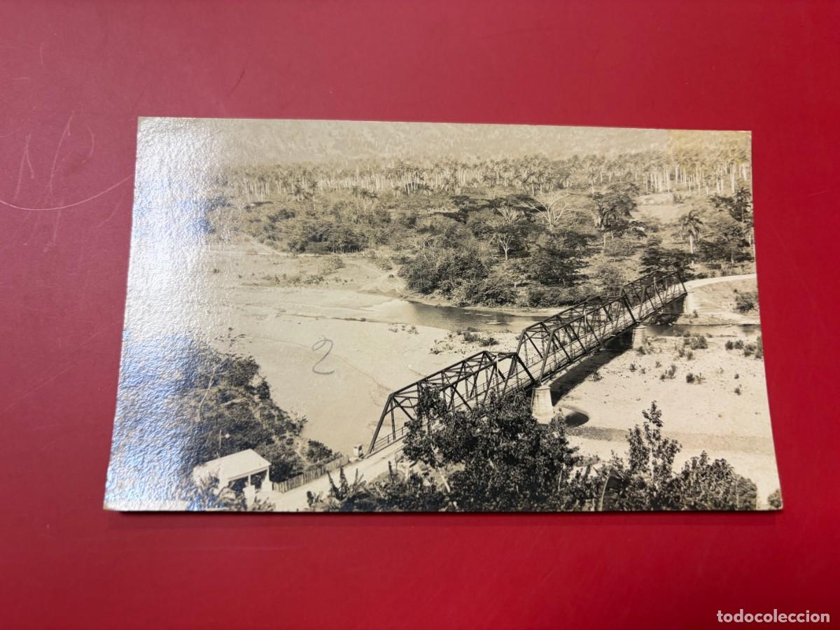 Postales: TARJETA POSTAL FOTOGR&Aacute;FICA - CUBA - BARACOA - PUENTE SOBRE EL R&Iacute;O MIEL - PAISAJE CON PALMERAS