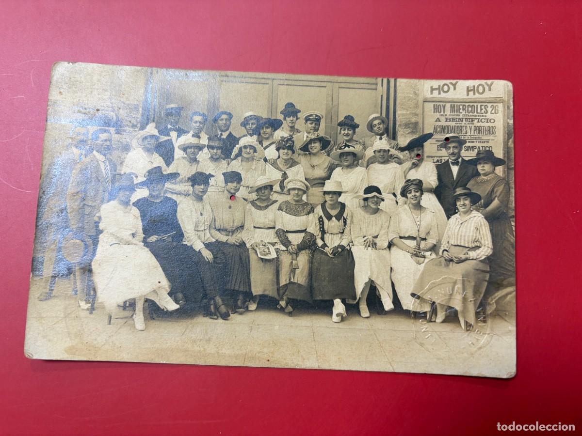 Postales: TARJETA POSTAL FOTOGR&Aacute;FICA - CUBA -GRUPO DE HOMBRES Y MUJERES -ACTO BEN&Eacute;FICO ACOMODADORES Y PORTEROS