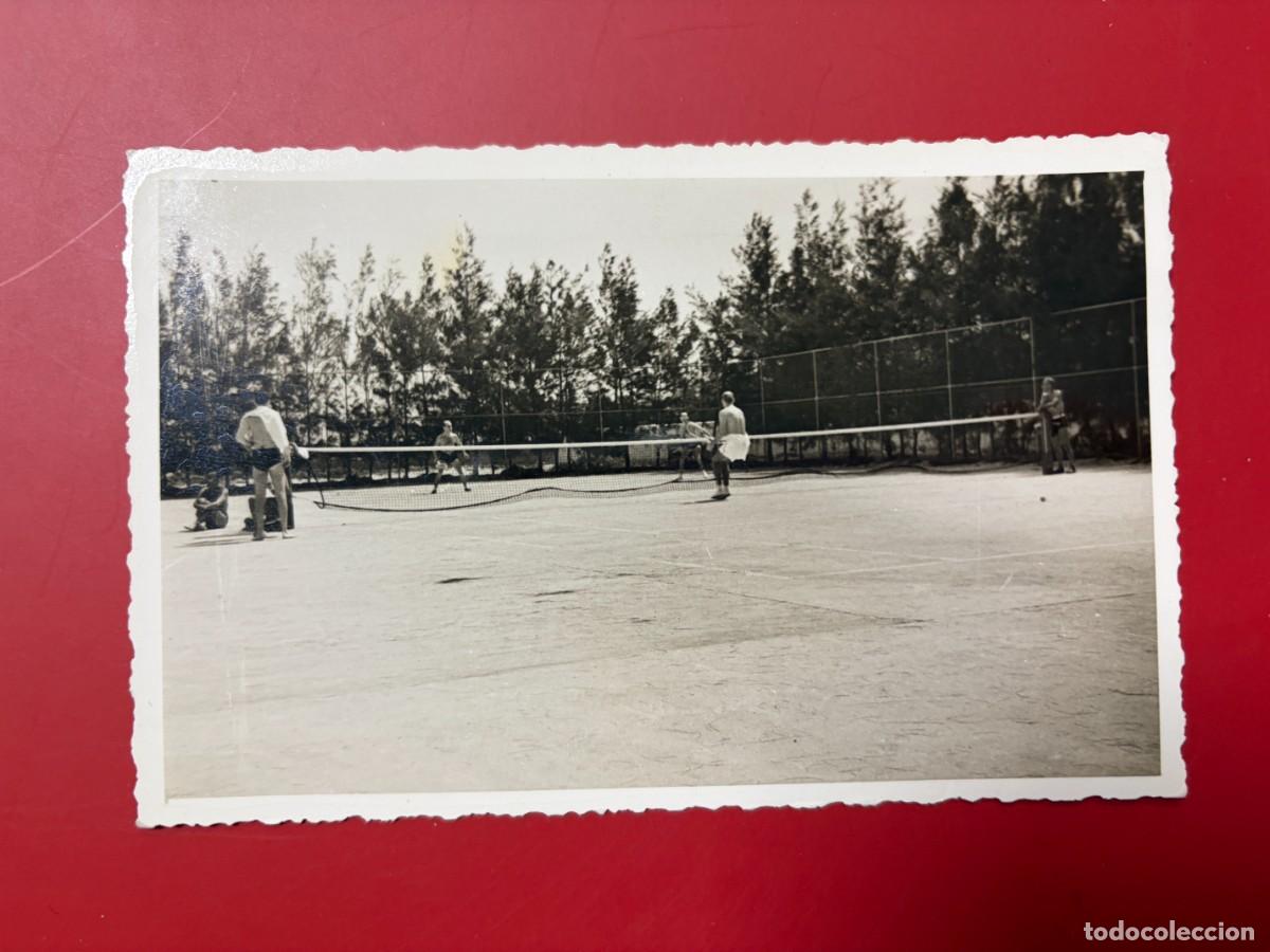 Postales: TARJETA POSTAL FOTOGR&Aacute;FICA - CUBA - PARTIDO DE TENIS EN PISTA AL AIRE LIBRE - JUGADORES DE &Eacute;POCA